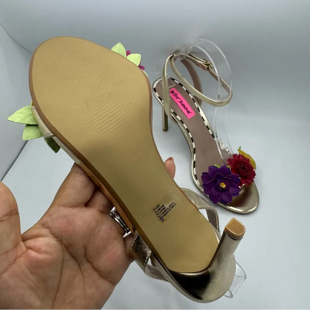 Betsey Johnson Fluer Sandals Heels Flower embellished Size 7.5 Gold Metallic - Image 7