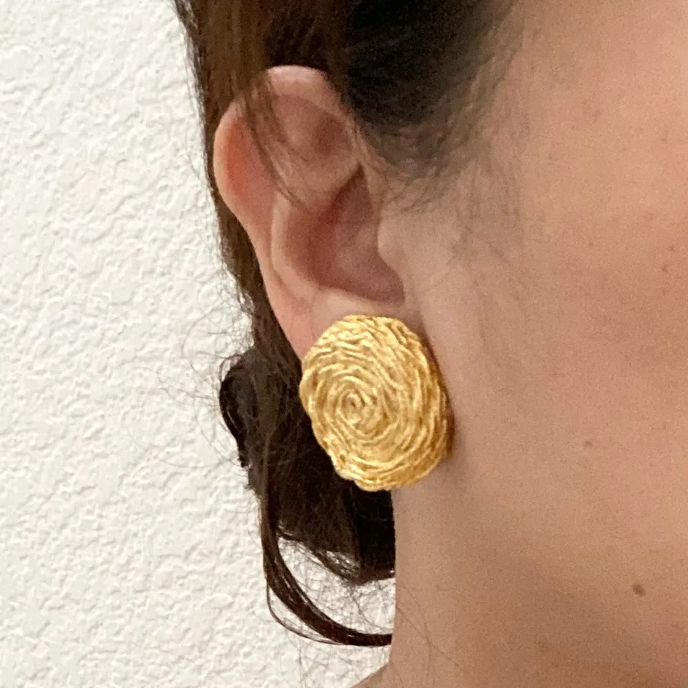 Vintage 80’s PAOLO  Gold-plated Textured Rose Clip On Round Earrings - Image 2