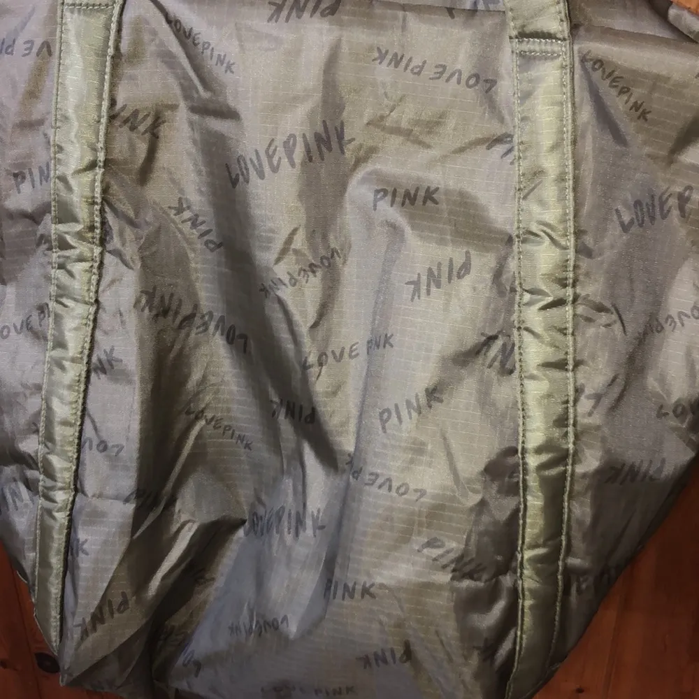 Pink Victoria’s Secret Olive green weekend tote bag and pouch large workout bag - Image 10