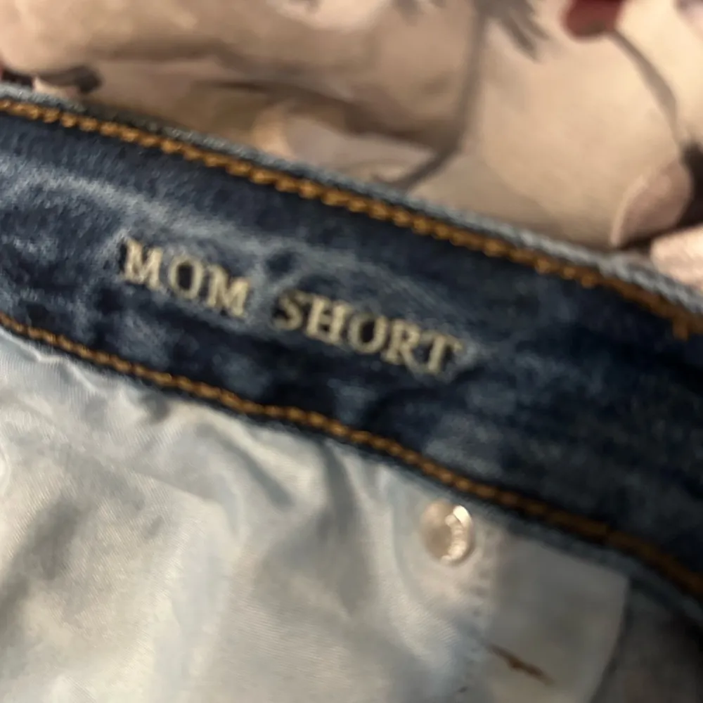 American Eagle Outfitters Floral Embroidered Denim Mom Shorts Size 12 - Image 4