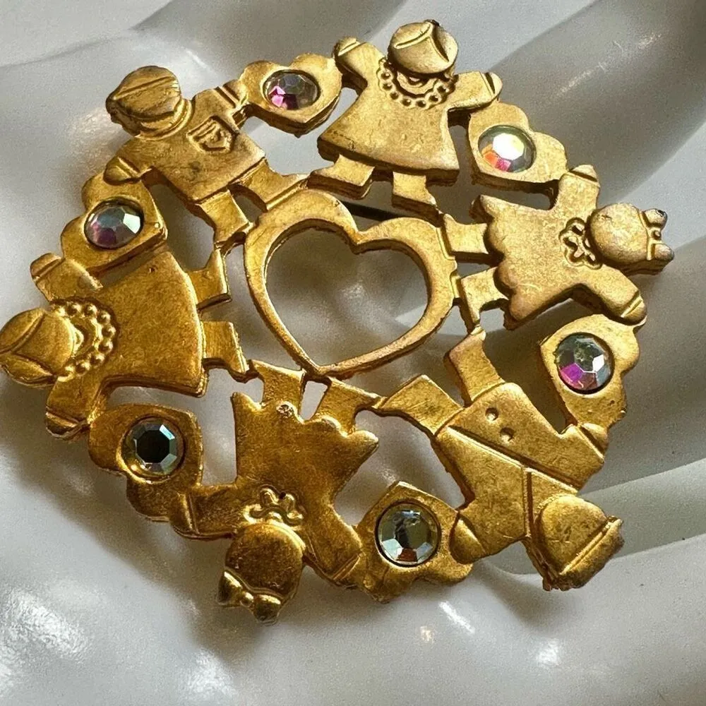 Newpro holding our hearts gold tone brooch - Image 2