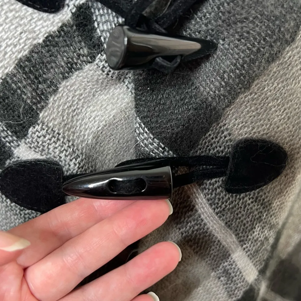 Apt 9 Monochrome Plaid Poncho Cape One Size Horn Toggle Buttons Raw Edge Soft - Image 3