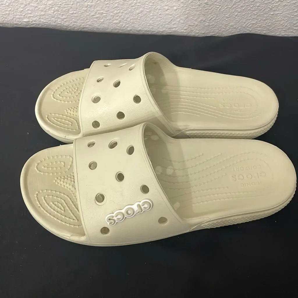 Unisex CROCS Cream Sandals with Cartoon Charms Size 8 - Image 4