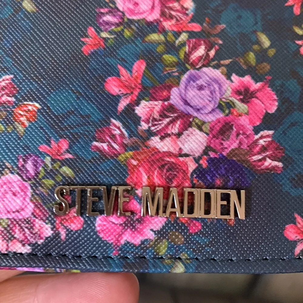 Steve Madden Floral Print Card & Phone Crossbody with Adjustable Strap - Image 6