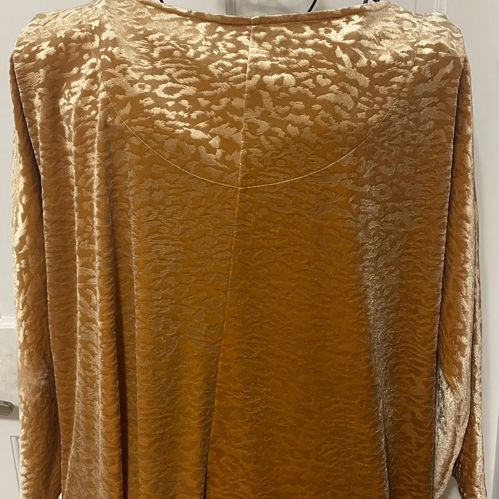 🤗🤗🤗BOGOHO 🤗🤗🤗Cato Golden Textured Long Sleeve Top—XL - Image 7