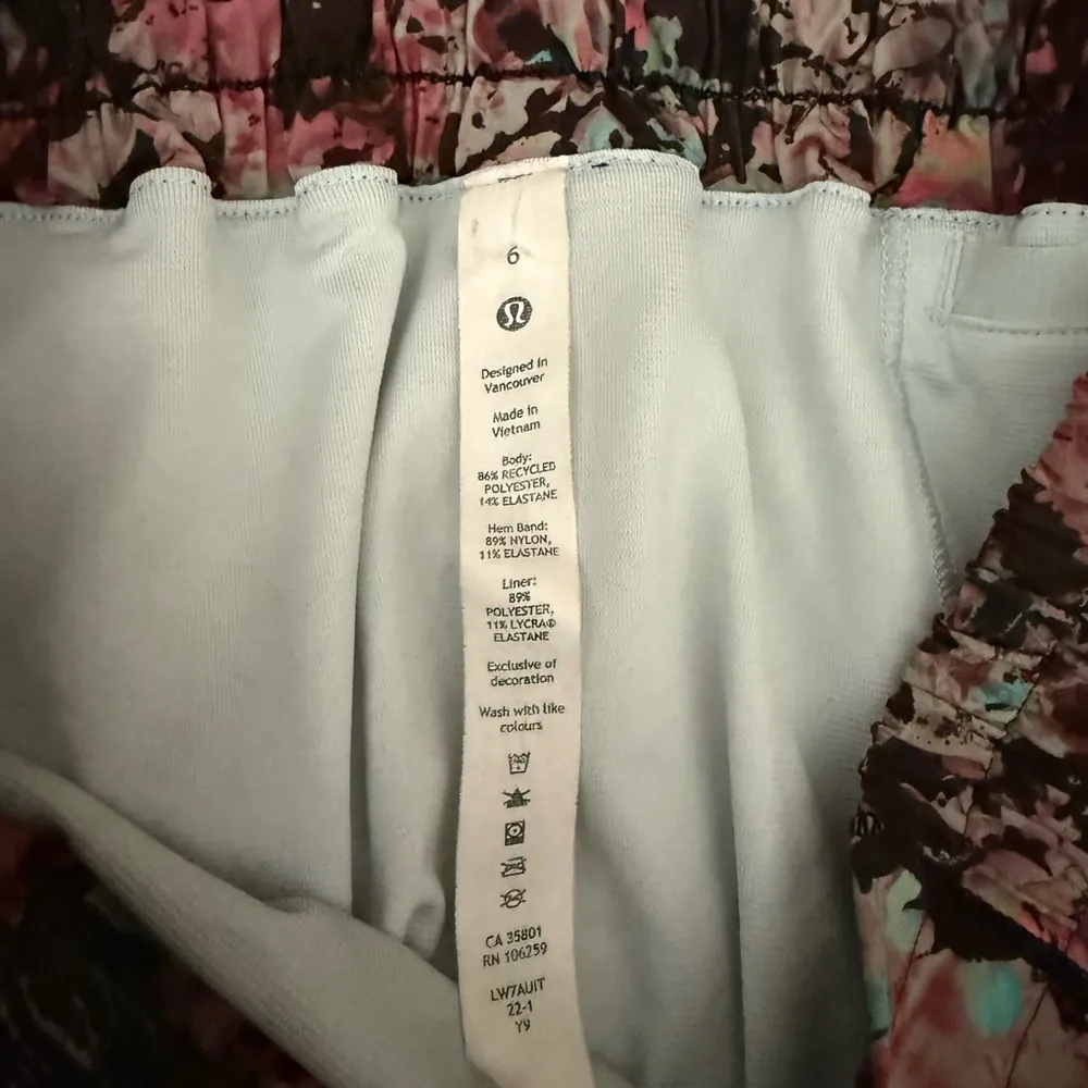 Lululemon Hotty Hot Low Rise Lined Shorts 4” Stencil Blossom Red Multi Size 6 - Image 4