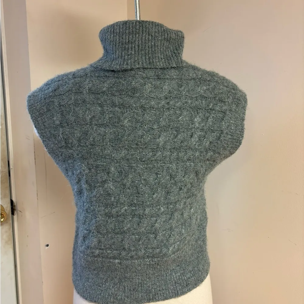 Old Navy Women’s Grey Sleeveless Cropped Cable-Knit Turtleneck Sweater Vest - Image 9