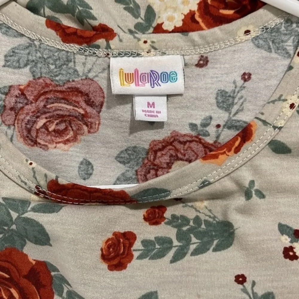 Women's Lularoe Carly Hi-Low Flowy Tan Dress w/ Red Roses Size Med GUC #4408 - Image 3