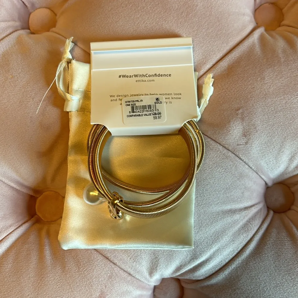 NWT  set of 3 imitation pearl bracelets. Stretchy and stackable - Image 3