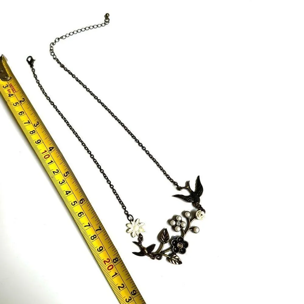 Faux pearl brass tone flower necklace - Image 6