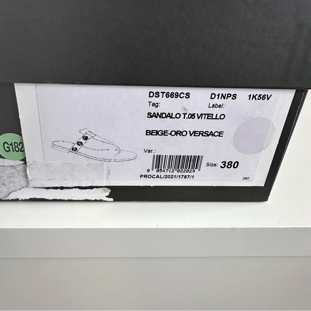 Versace Thong Cream and Gold Sandals with Medusa Detail Size EU38/US 8 - Image 10