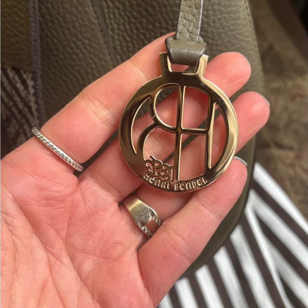 Authentic HENRI BENDEL Olive Green Pebbled Leather Crissbody/HOBO webbed strap - Image 13