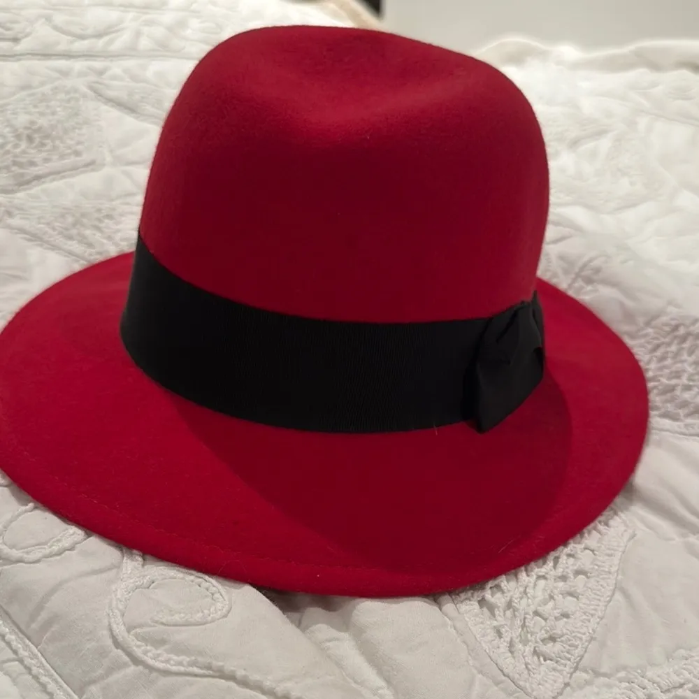 100% wool women Red and Black Fedora Hat with Classic Shape and Sturdy Brim - Image 2