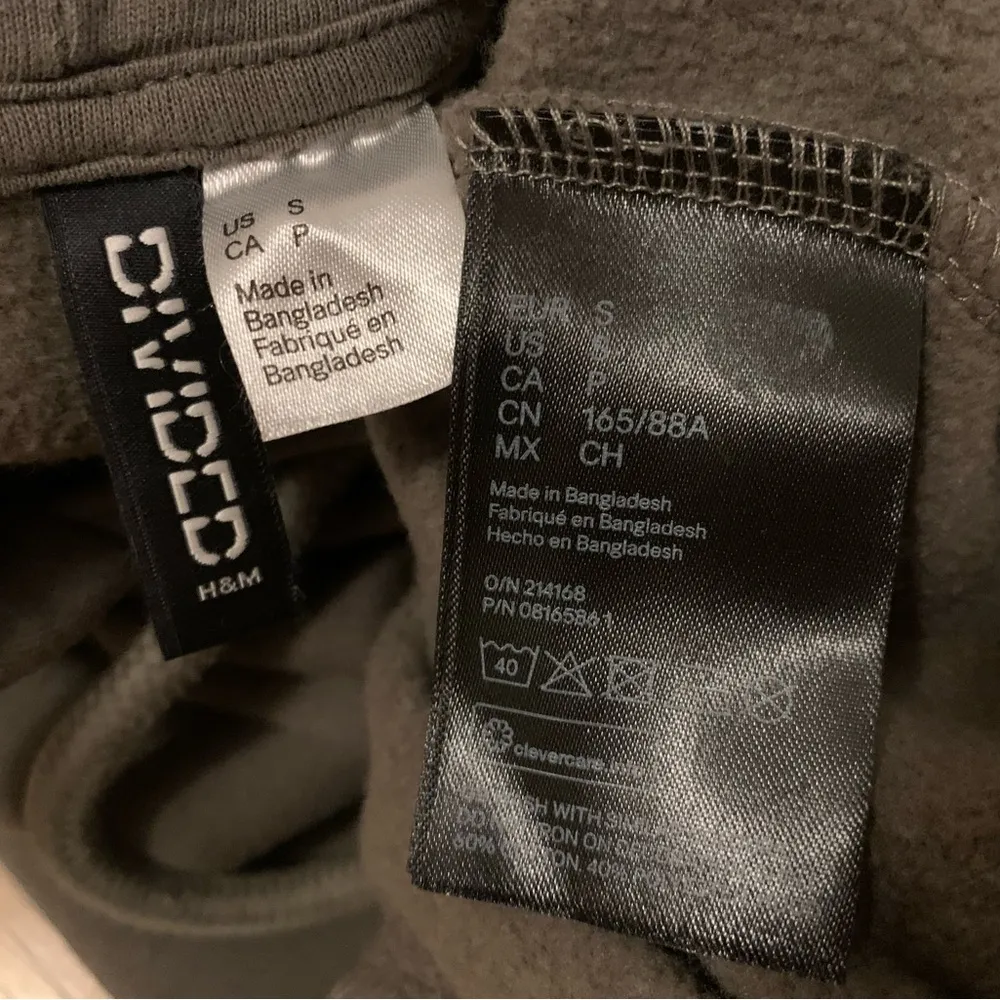 H&M olive green hoodie with pockets on the sleeves size S - Image 10