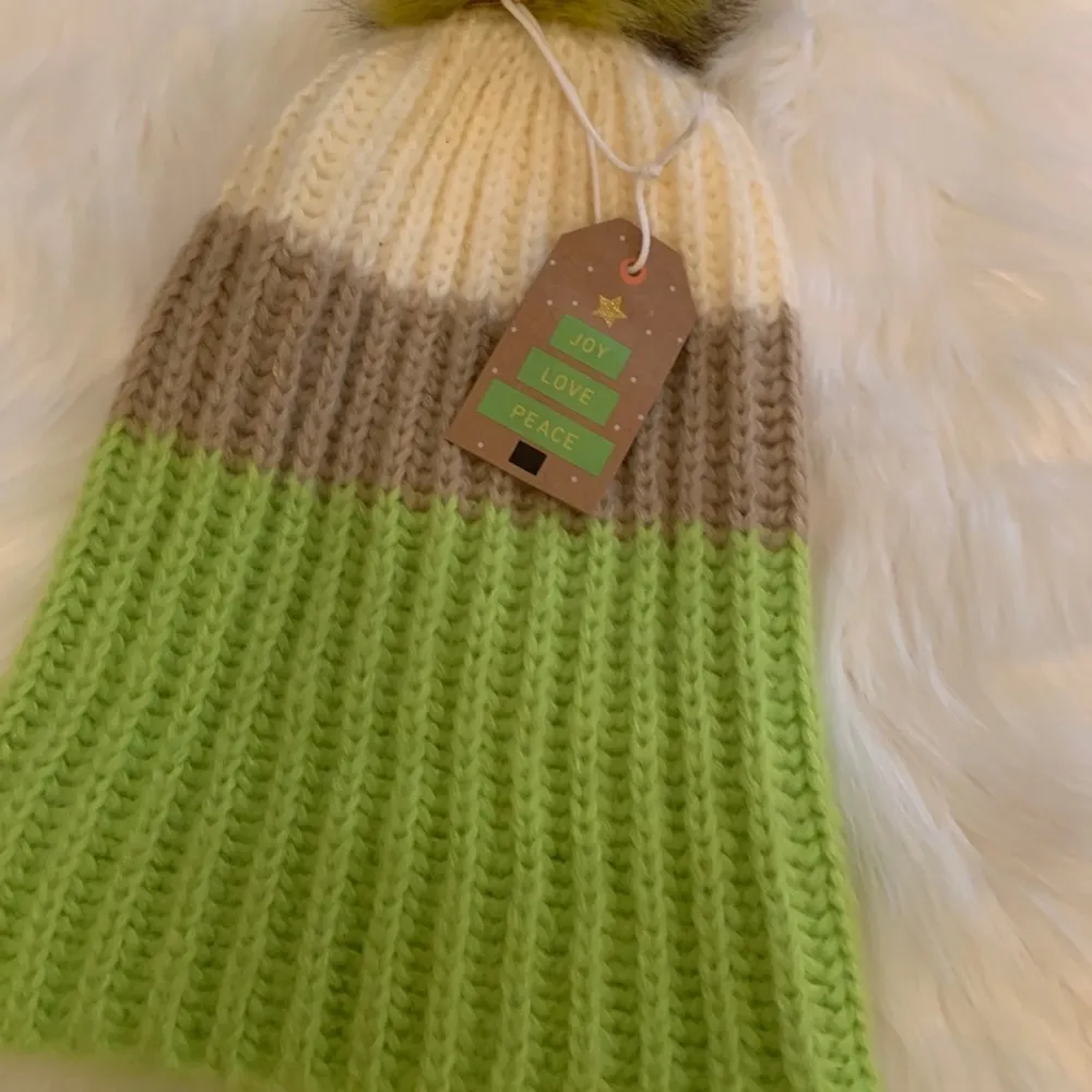 ✨NWT forever21 faux fur Pom Pom winter hat OS - Image 3