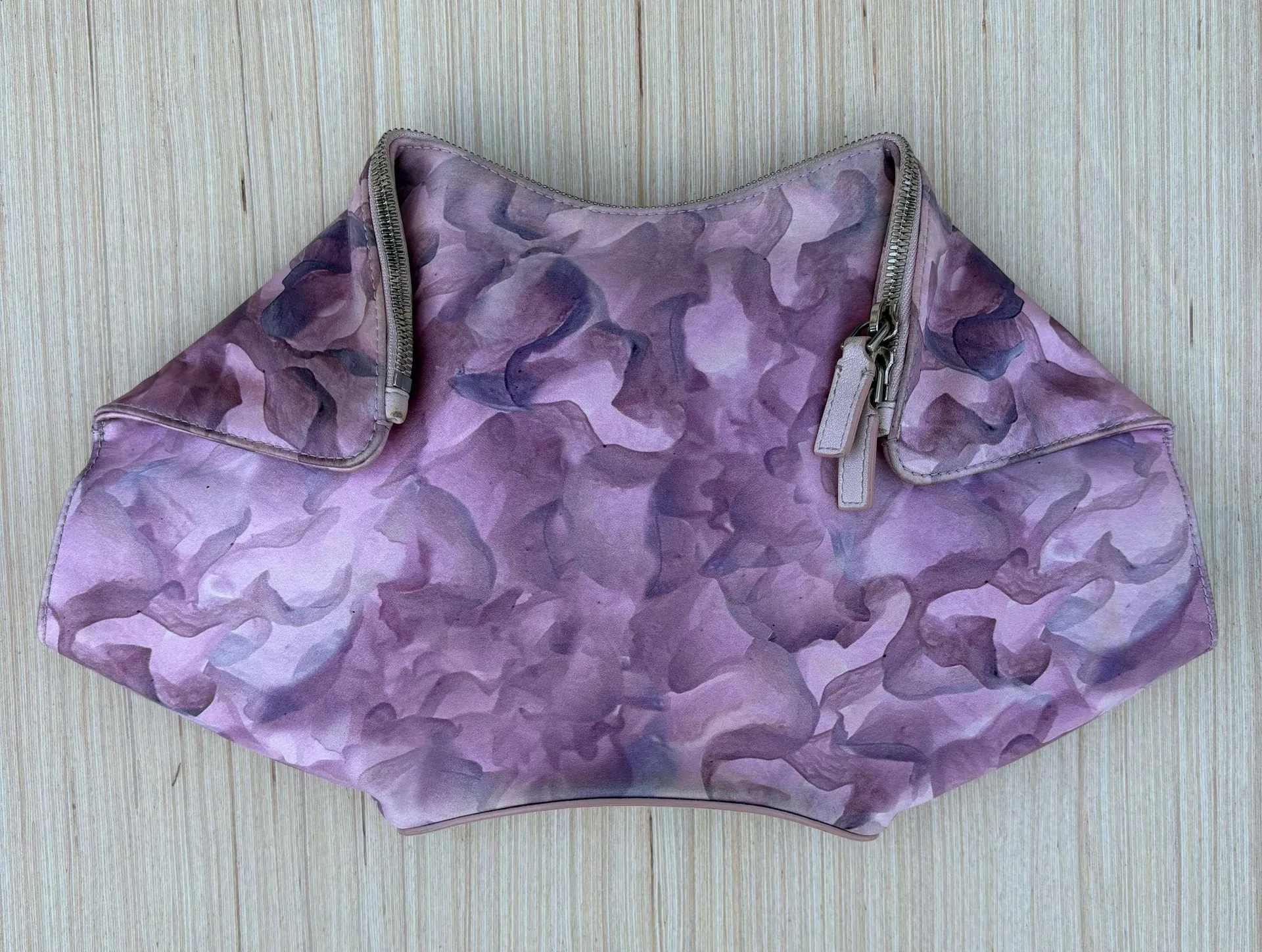 Alexander McQueen De Manta pink abstract floral print satin clutch bag - Image 3