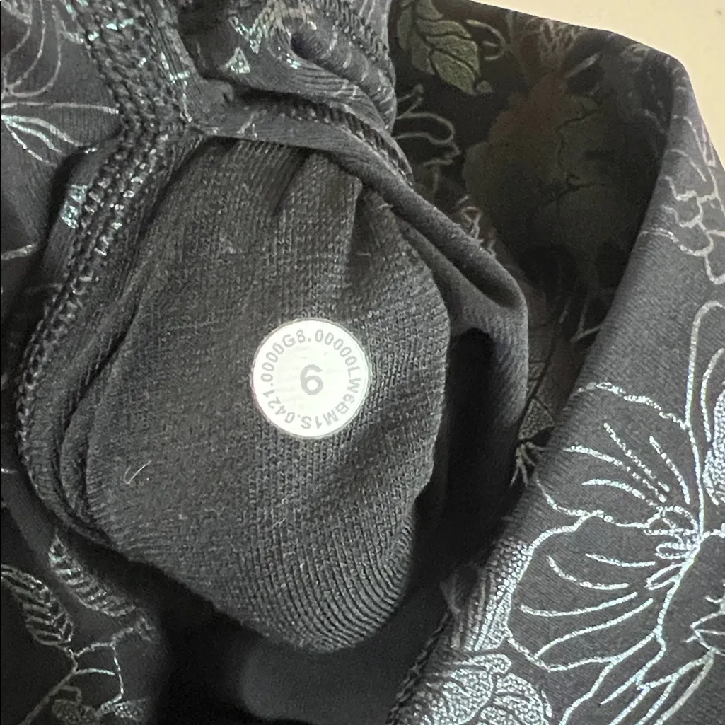 Lululemon  Wunder Under Cropped Legging Shine Logo Flourish Black Foil Size 6 - Image 2