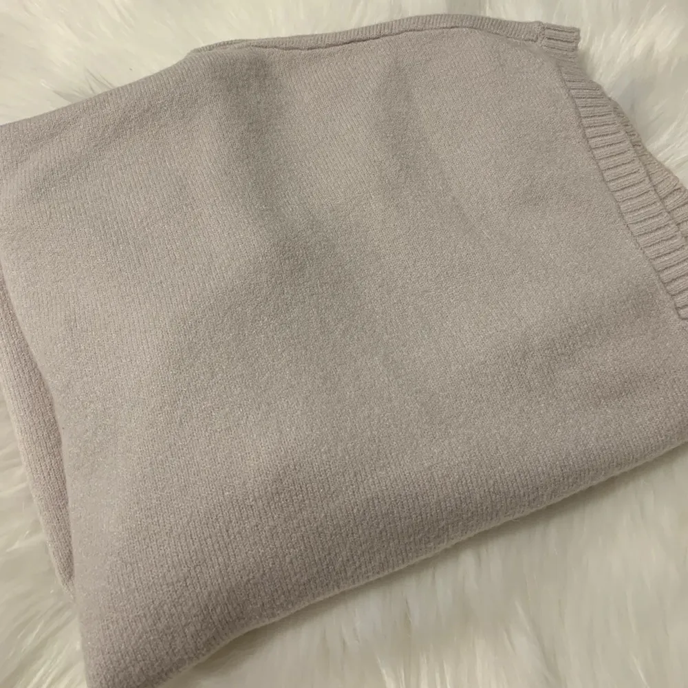 Women’s Size M Capped Sleeve Sweater Hoodie - Image 5