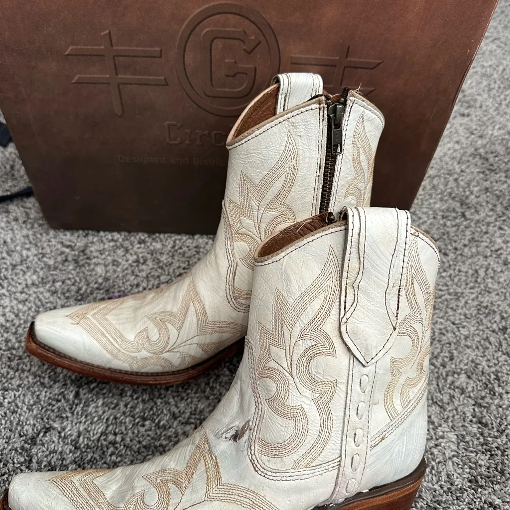 Circle G Cream Embroidered Ankle Booties - Image 6