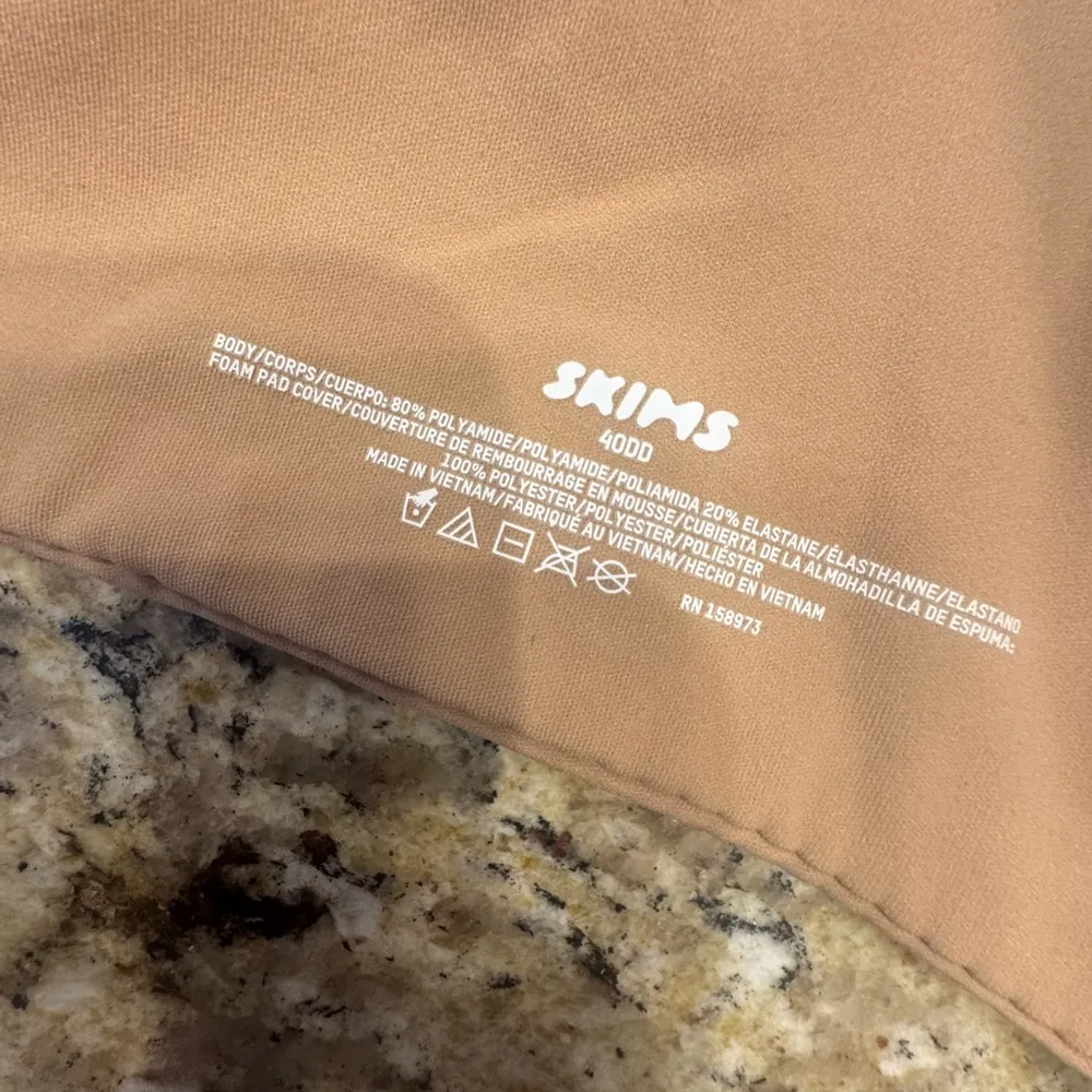 Skims fits everybody 40DD tan underwire multiway bra adjustable straps - Image 2