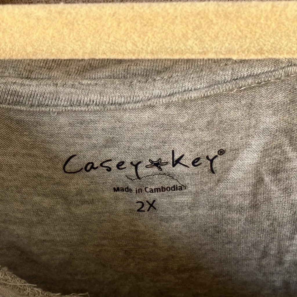 FINAL MARKDOWN Casey & key Gray Graphic cold shoulder Women's Top 2x - Image 3