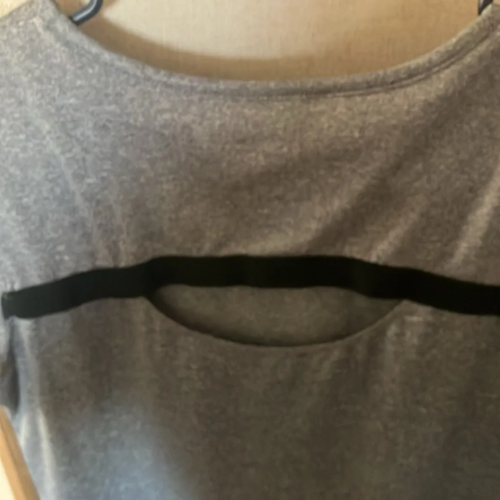 Danskin  grey Fitted Short Sleeve Tee medium - Image 4