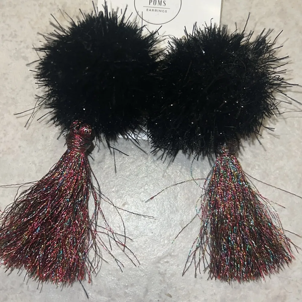 🌸Black puffy tassle earrings Black - Image 3