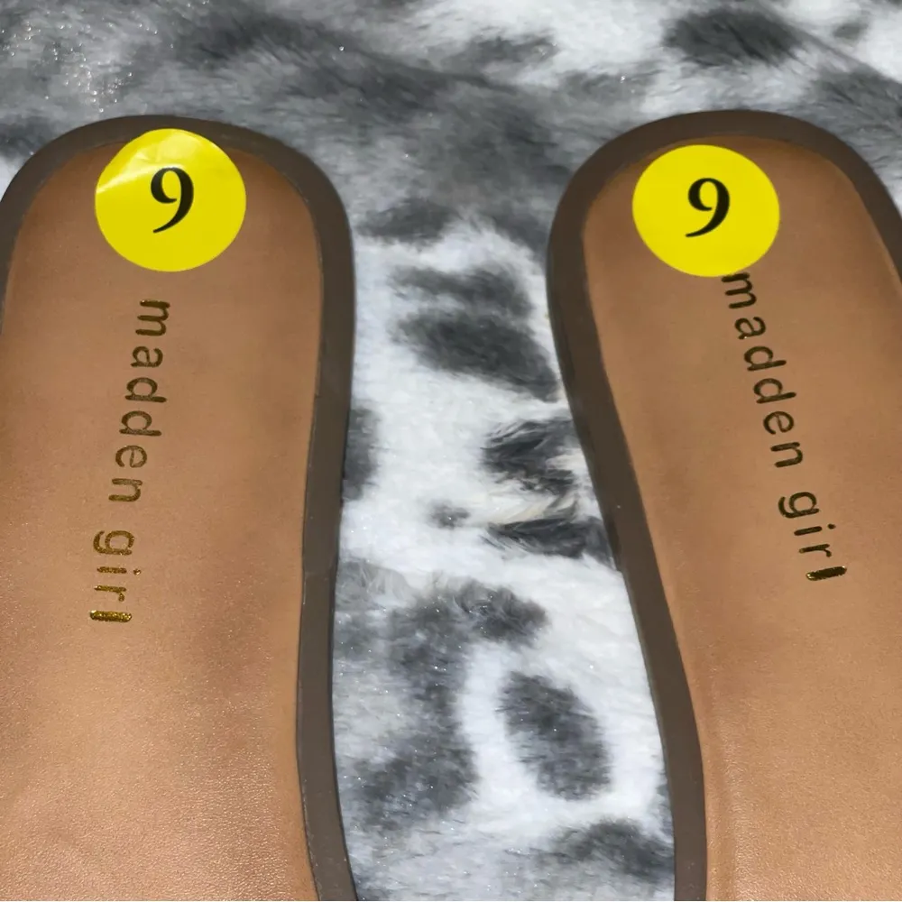 Madden Girl Tan Slides - Image 4