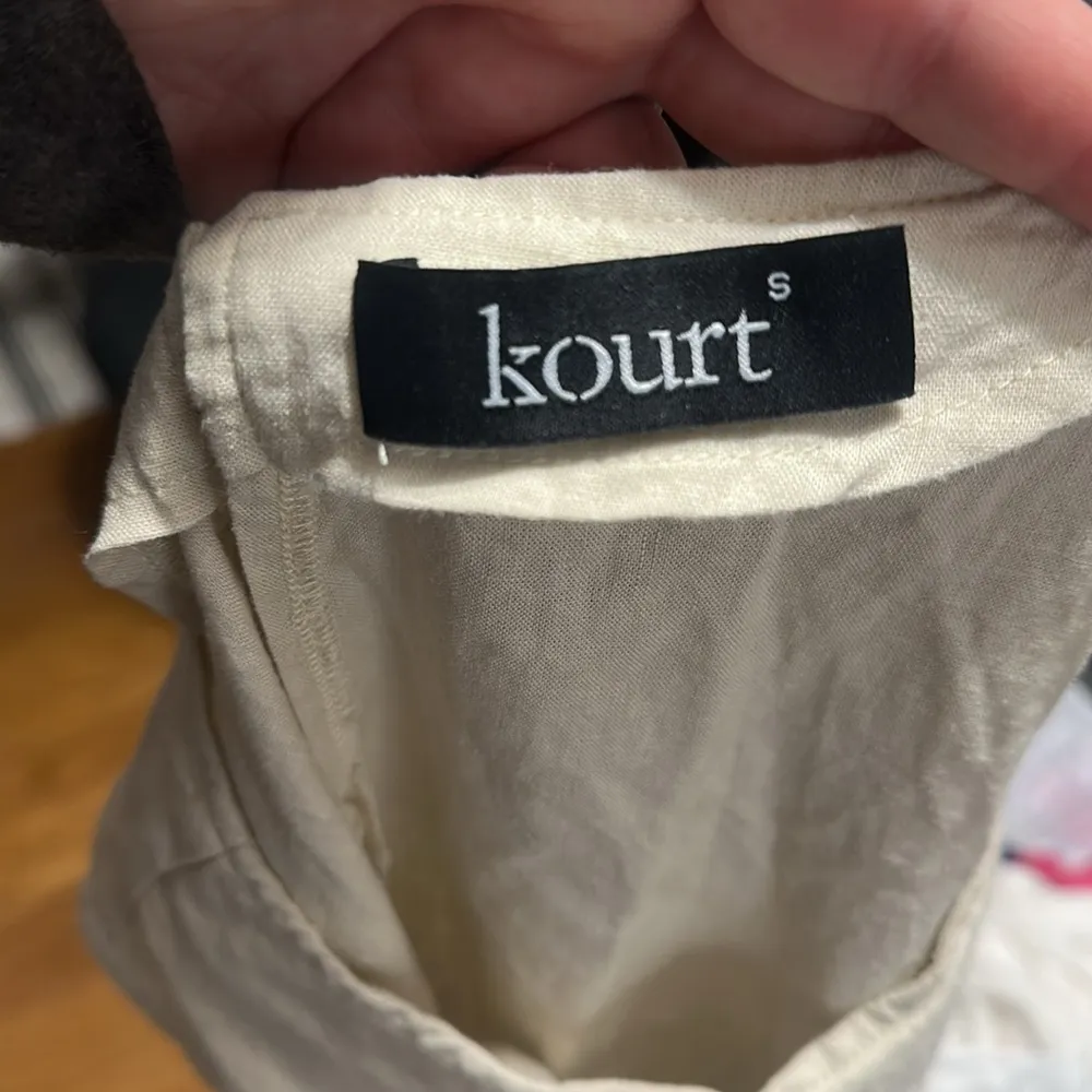 KOURT Cropped Linen Blend Top - Image 4