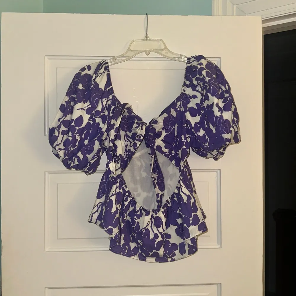 Free the roses white and purple top size small - Image 2