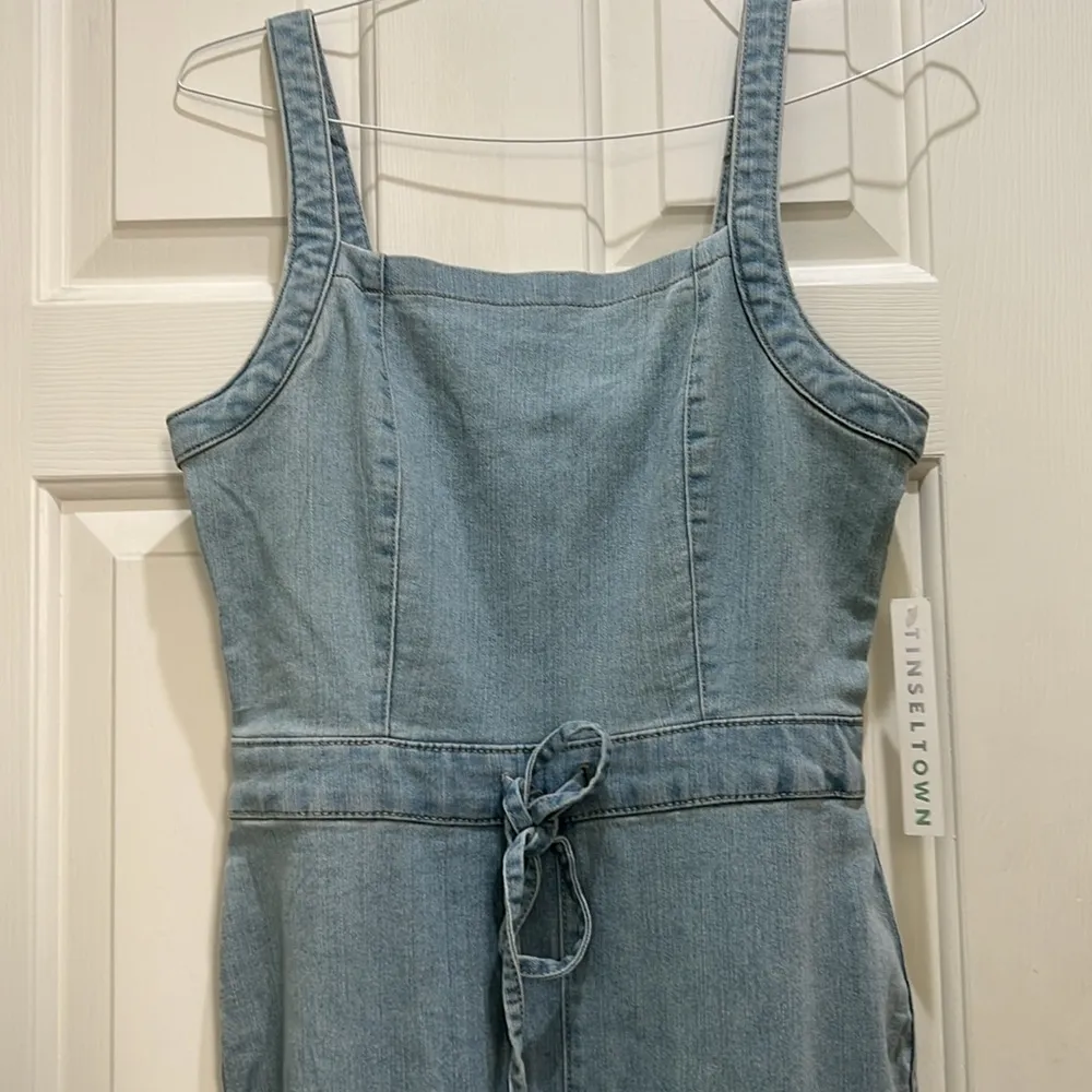 NWT- Tinseltown Juniors belted Denim Jumpsuit light wash, Size Medium - Image 3