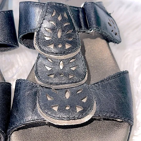 Clark’s black slide sandals with Velcro adjustment - Image 5