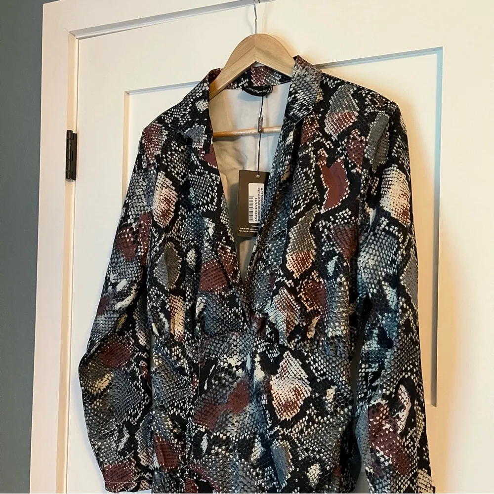 NWT PrettyLittleThing | Grey Snake Print Ruched Deep Plunge Blazer Dress | 8 - Image 4