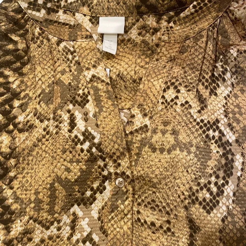 H&M Long Button Down Shirt Snake Print Size 12 - Image 5