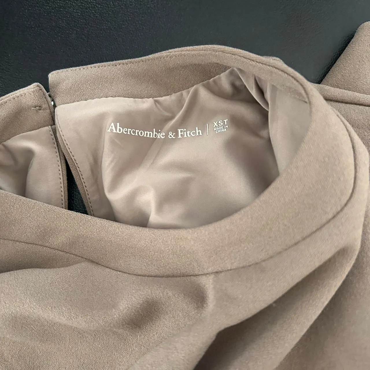 Abercrombie & Fitch Taupe Ruched Mini Dress – Bodycon Short Sleeve Neutral xs - Image 6