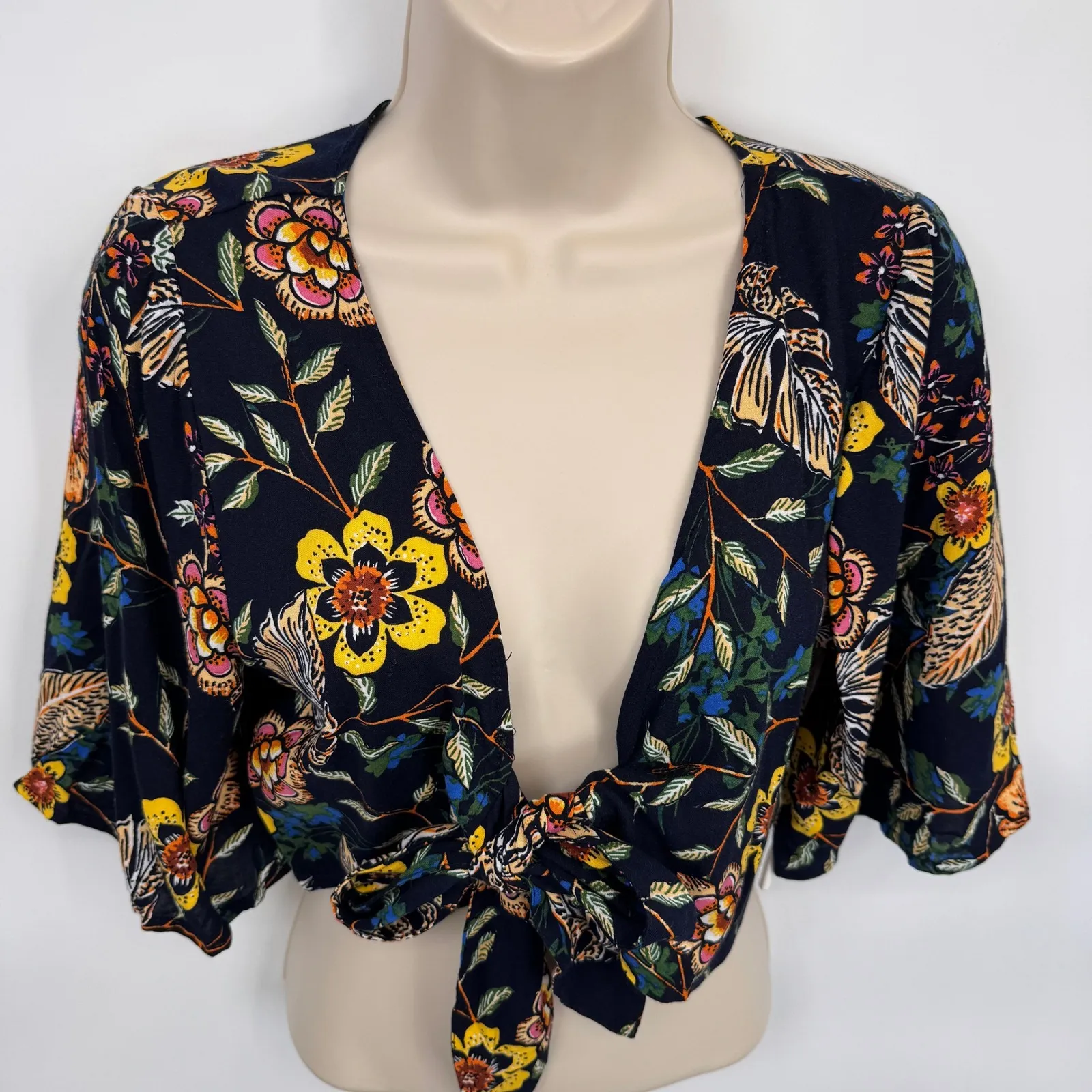 Miss‎ Selfie Boho Floral Tie Front Crop Top Women's Small Black NEW - Image 2