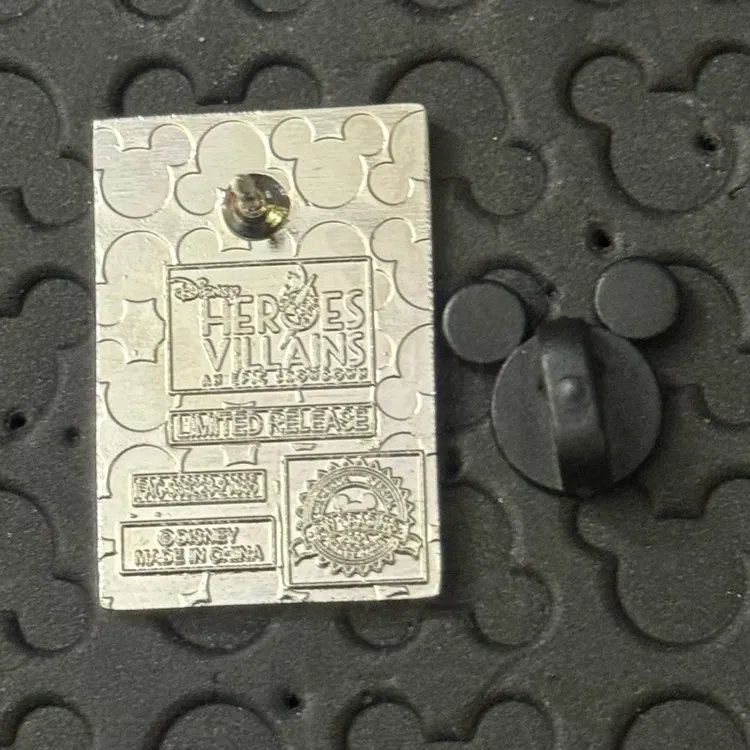 Disney parks Heroes vs Villains Pin Event - Epic Showdown Hero Moana trading pin - Image 2