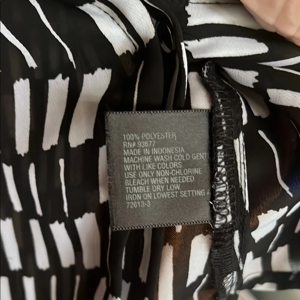 Worthington PM Black and White Geometric Blouse hidden front silver buttons - Image 4