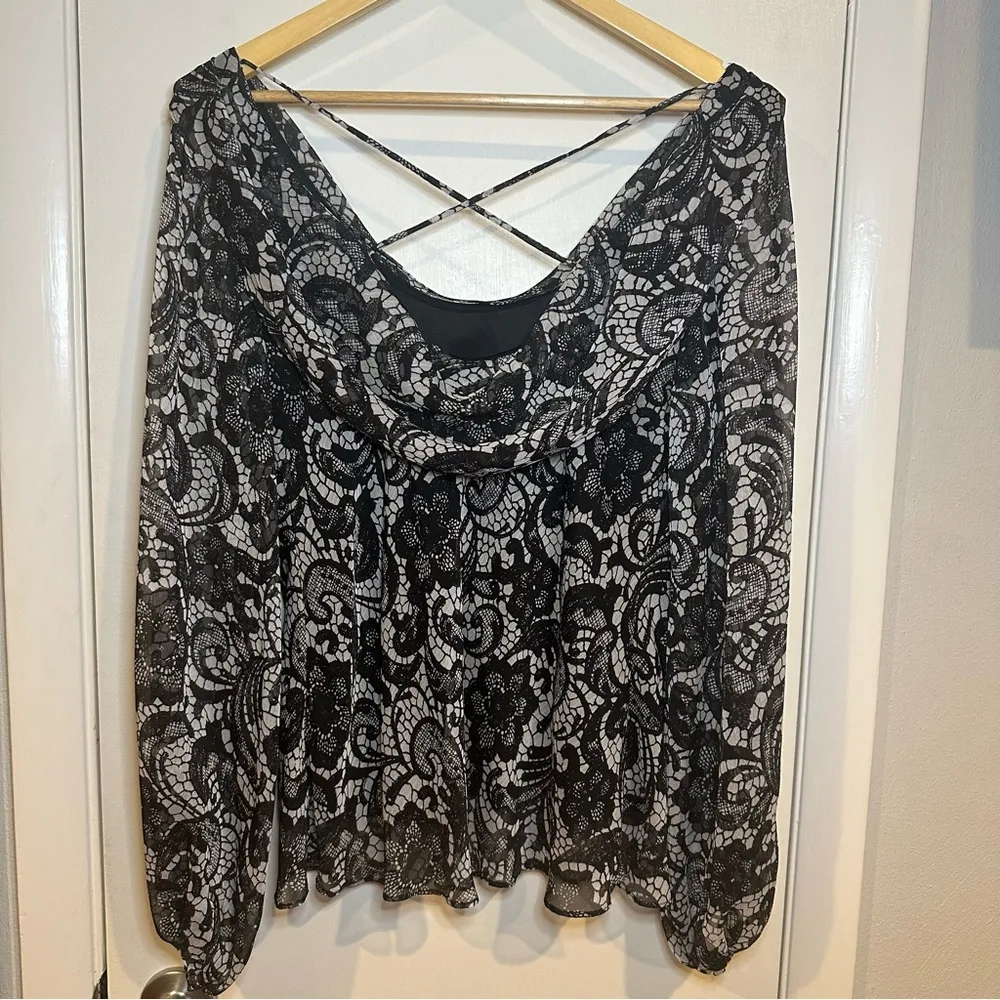Adrianna Papell Cowl Neck Long Sleeve. Size: XL. Black and White. - Image 4
