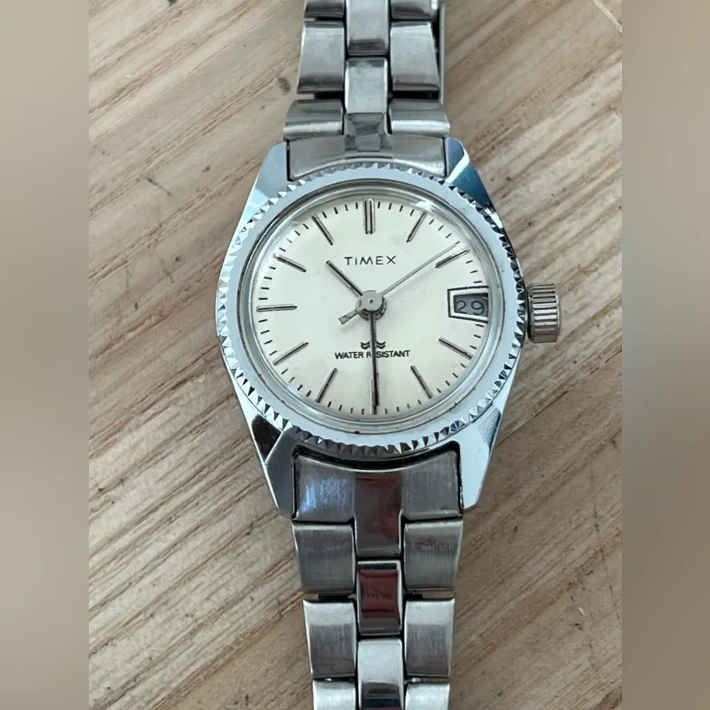 Timex Rare Vintage Ladies Mechanical Watch Stainless Dial Bracelet Date Window - Image 4