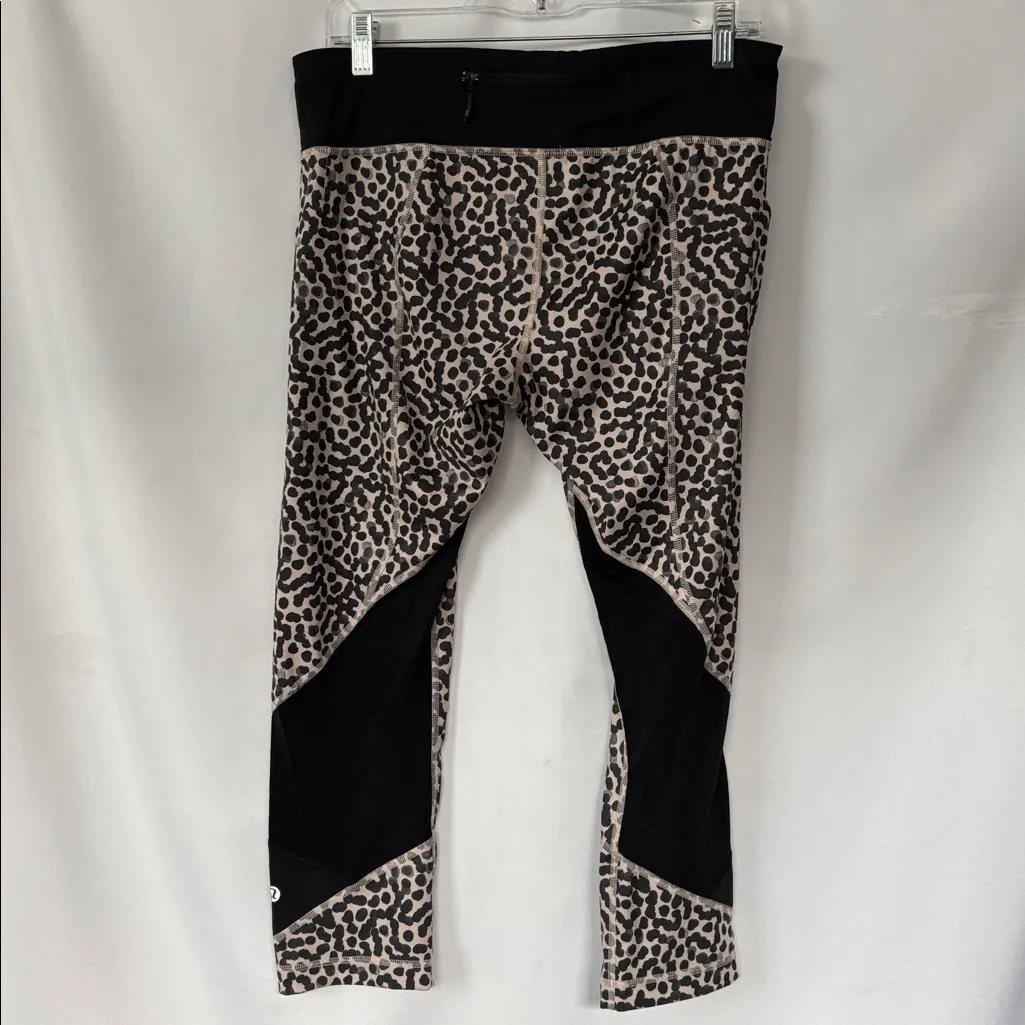 Lululemon Size 10 Pace Rival Crop in Ace Spot Grain Black/Black Luxtreme fabric. Black - Image 7