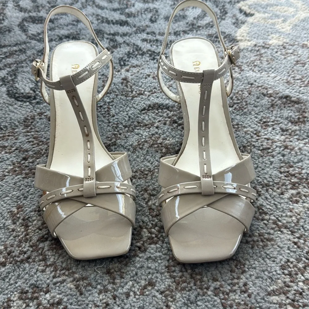 ETIENNE AIGNER Vintage Mirage T-Strap Patent Wedge Sandals Stone 9.5 - Image 4