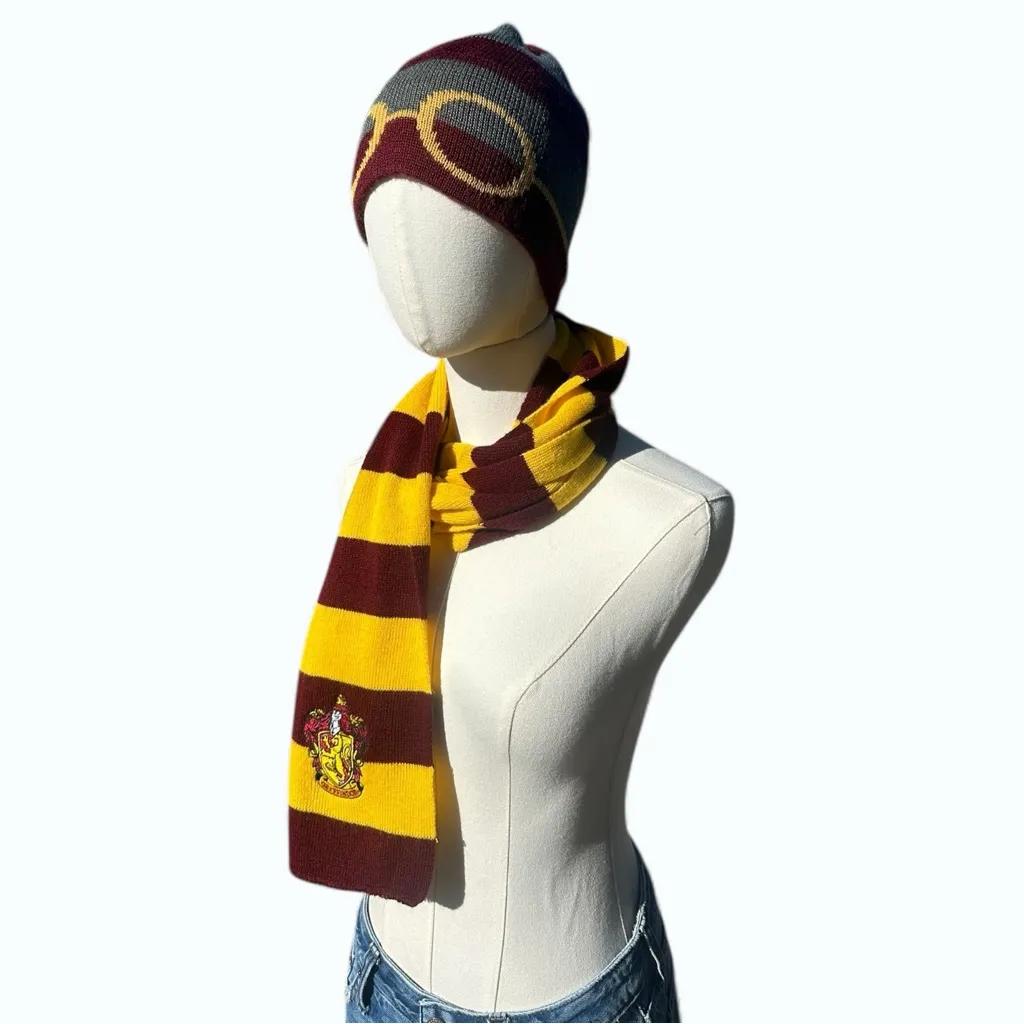 Harry Potter Gryffindor Beanie & Scarf Set - Image 3