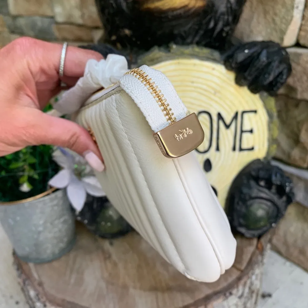 Authentic COACH 1941 Nappa leather/smooth leather zip top wristlet - Image 3