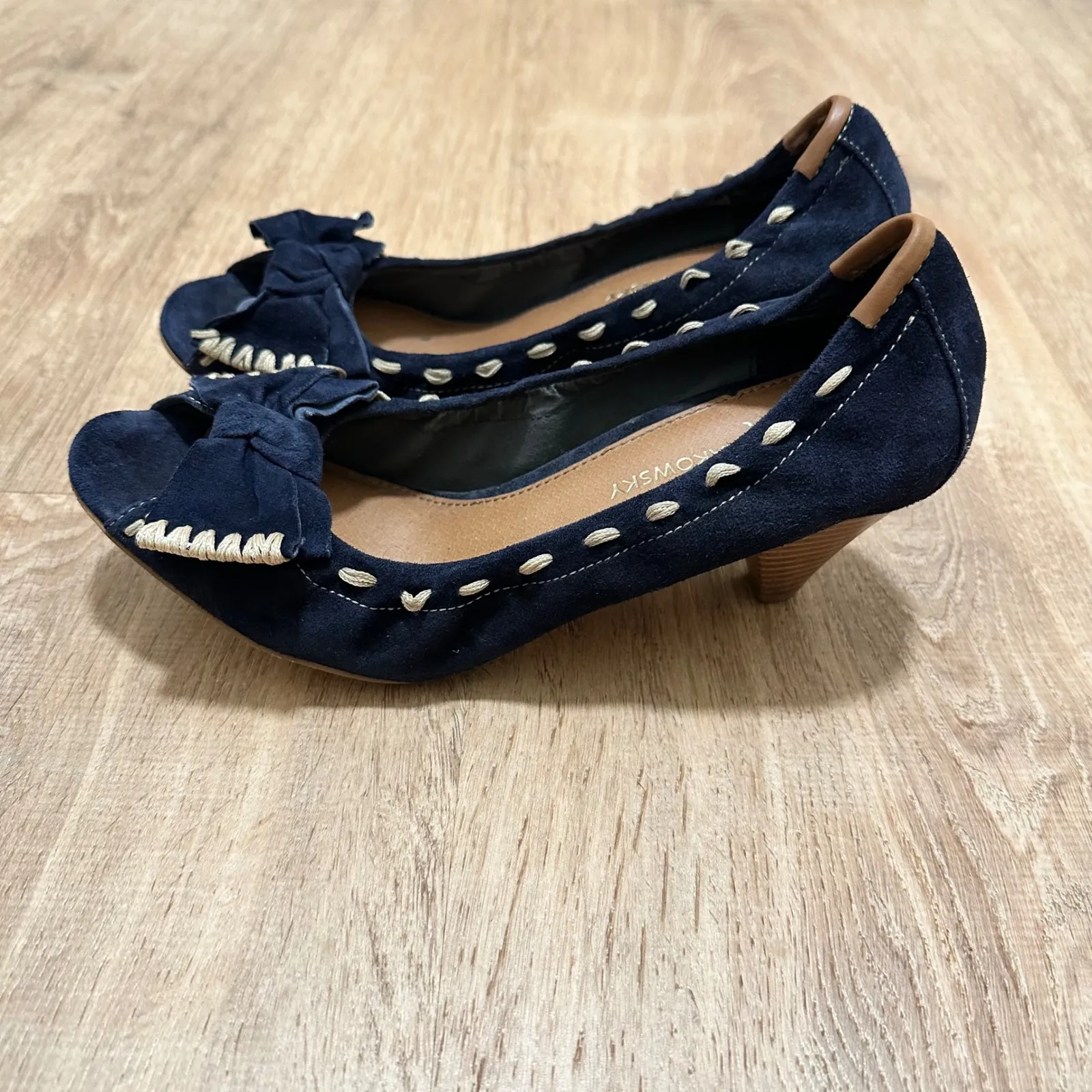 B. MAKOWSKY | Navy Blue Suede Peep Toe Bow Stitch Stacked Heel Pump, Size 8M - Image 4