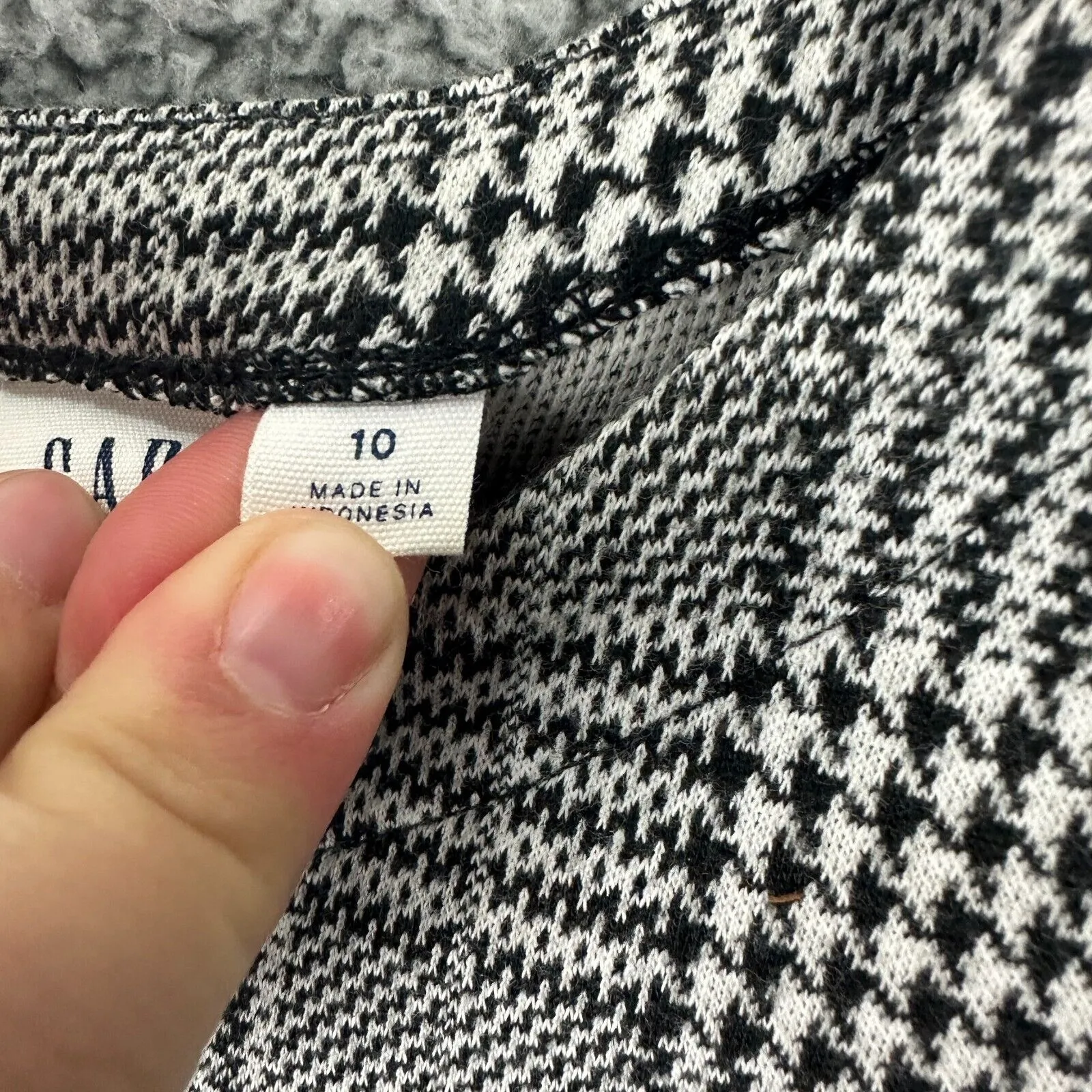 GAP Plaid Ruffle Hem Dress Womens‎ 10 Black Preppy Workwear Minimalist Academia - Image 4