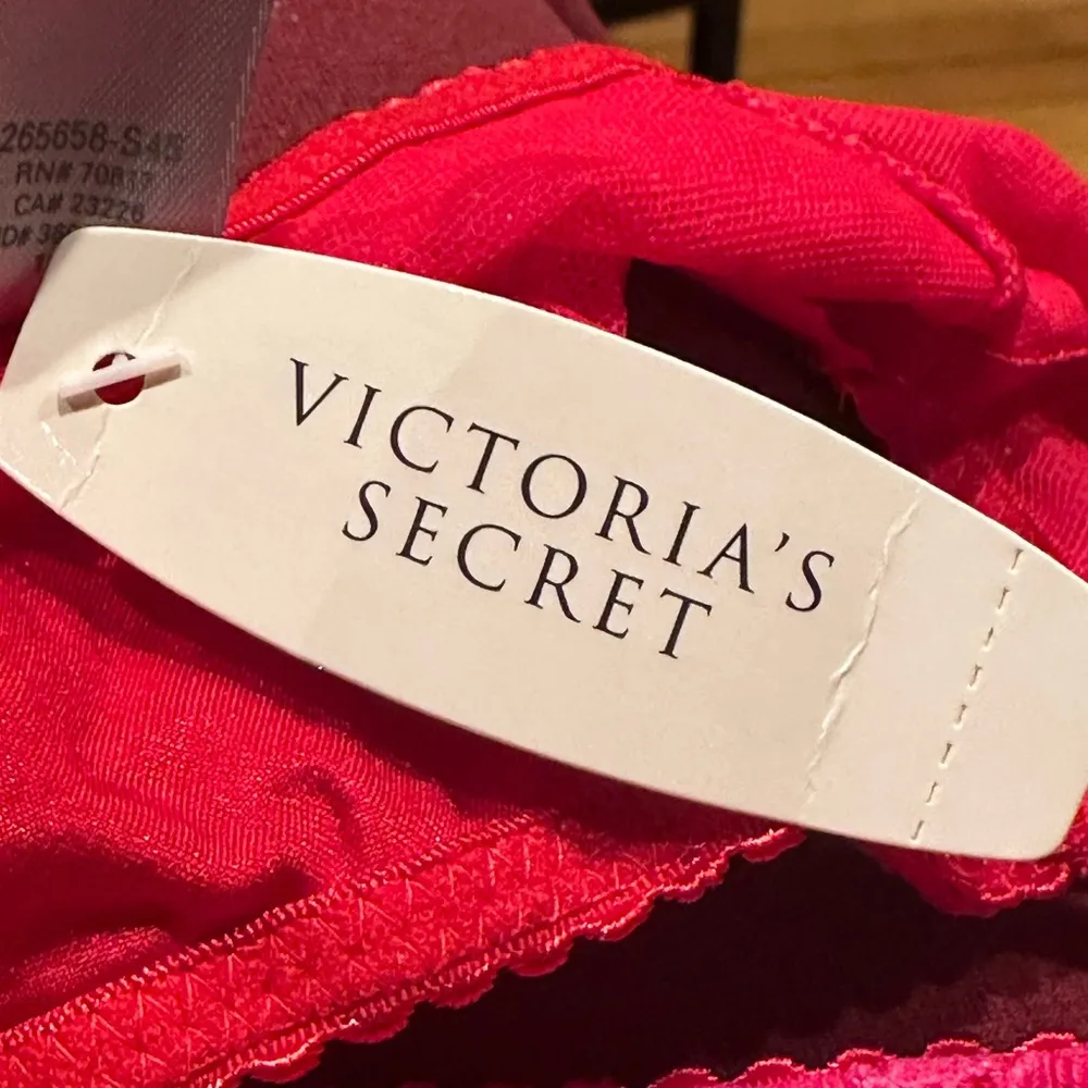 Victoria Secrets NWT Red & pink Lace Garter Belt 3 hooks closure in back Sz XS - Image 8