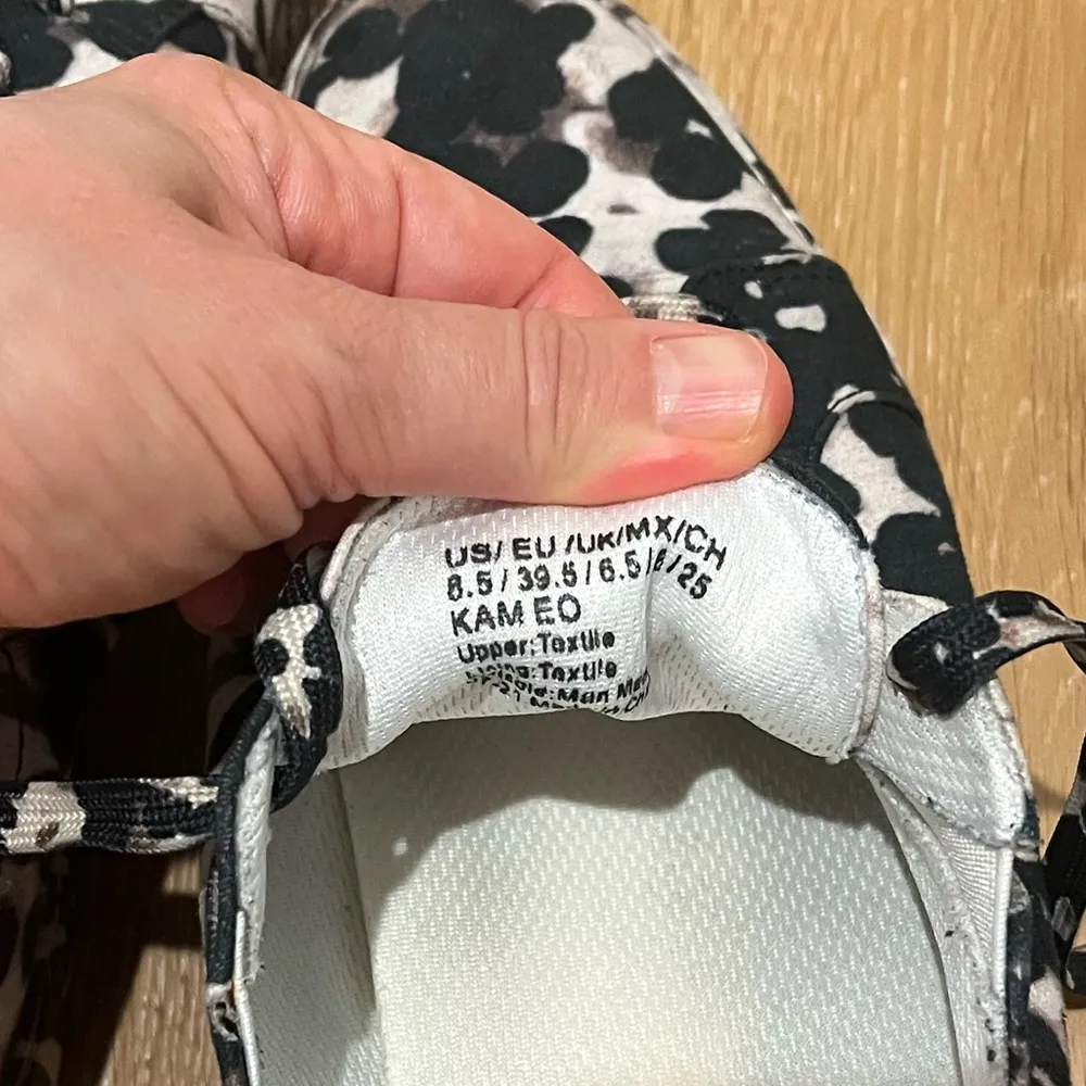 Gently worn Kenneth Cole Kam Eo Sneaker women’s size 8.5 Black - Image 11