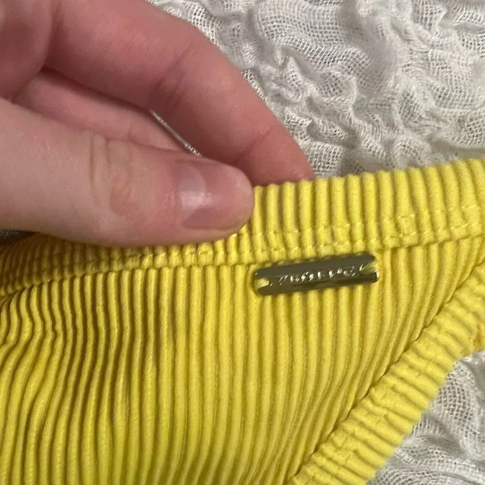 🌺WHITE FOX YELLOW CHEEKY TWO PIECE  SWIMSUIT SIZE MEDIUM🌺 - Image 8