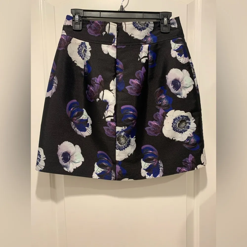 I.Crew Floral Black and Purple Women's Skirt size 2 - Image 3